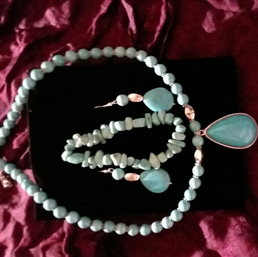 Necklace and earring set